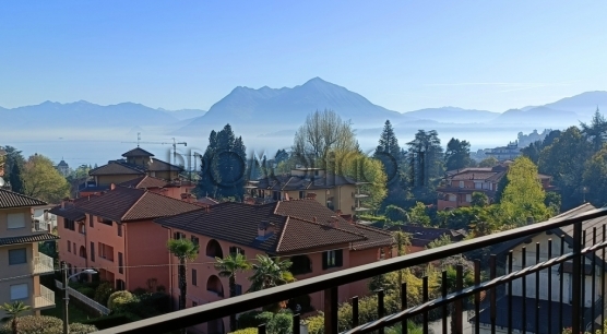 Lake-view apartment 